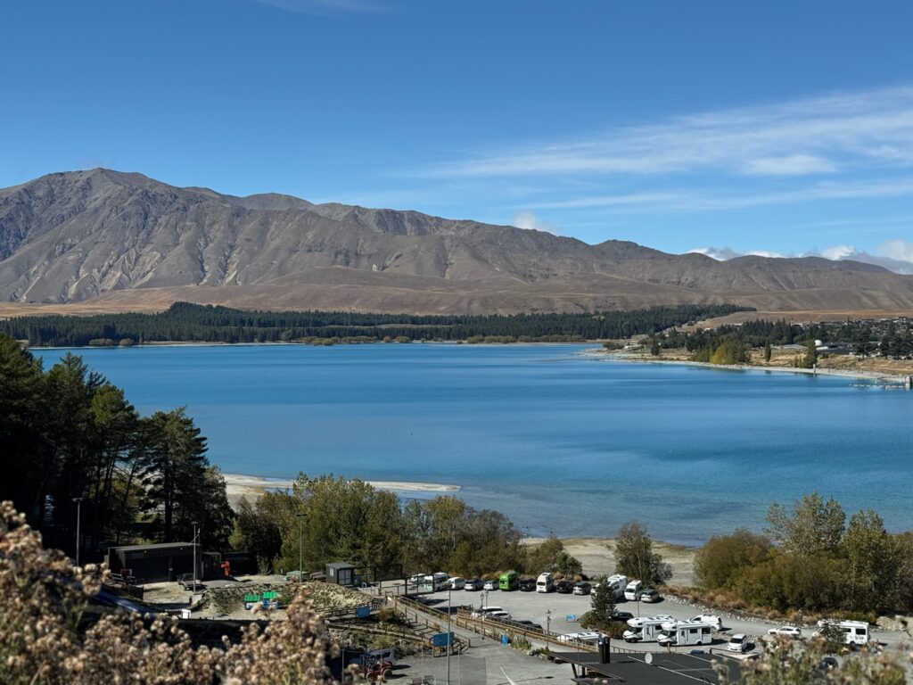 joynerary lake tekapo blue green water panorama