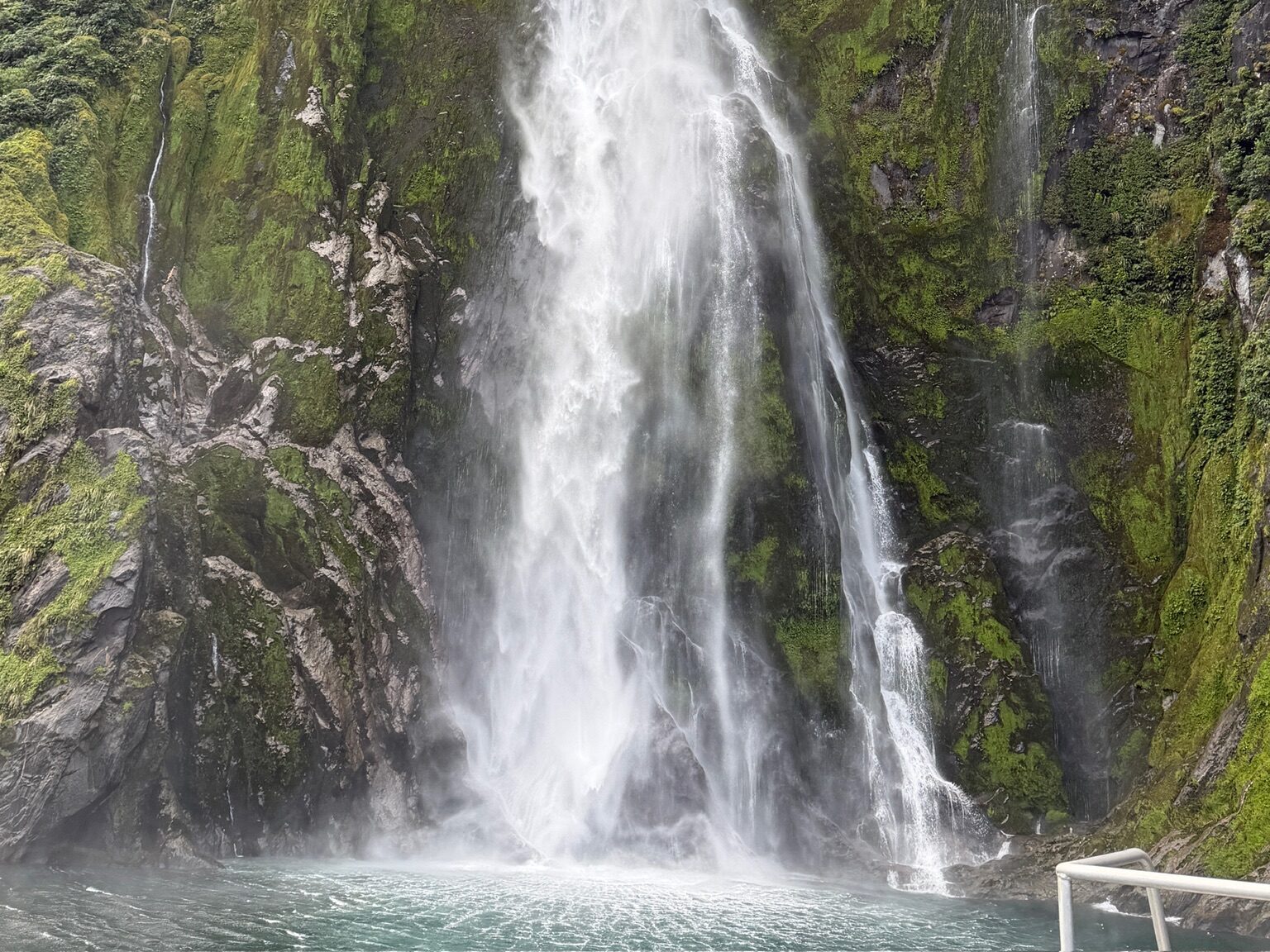 米佛峽灣一日遊完整攻略|皇后鎮出發巴士+遊船行程分享 joynerary milford sound waterfall rainbow cruise 01