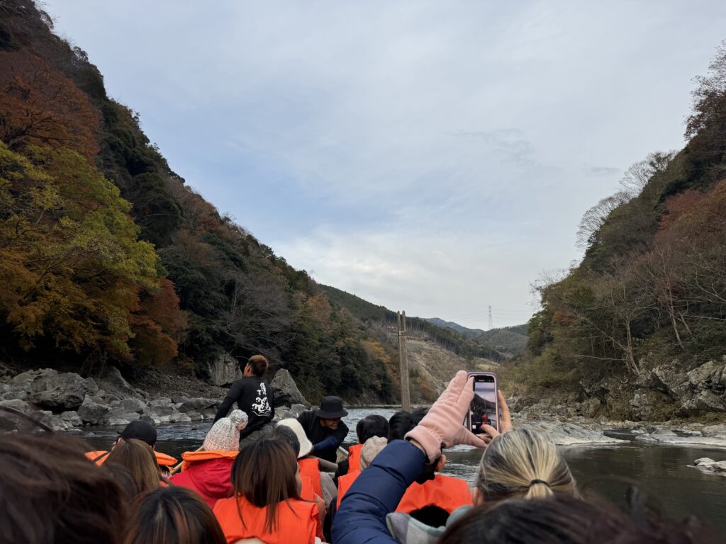 京都嵐山一日遊|嵐山小火車、保津川遊船、竹林小徑完整行程 joynerary hozugawa river boat ride autumn