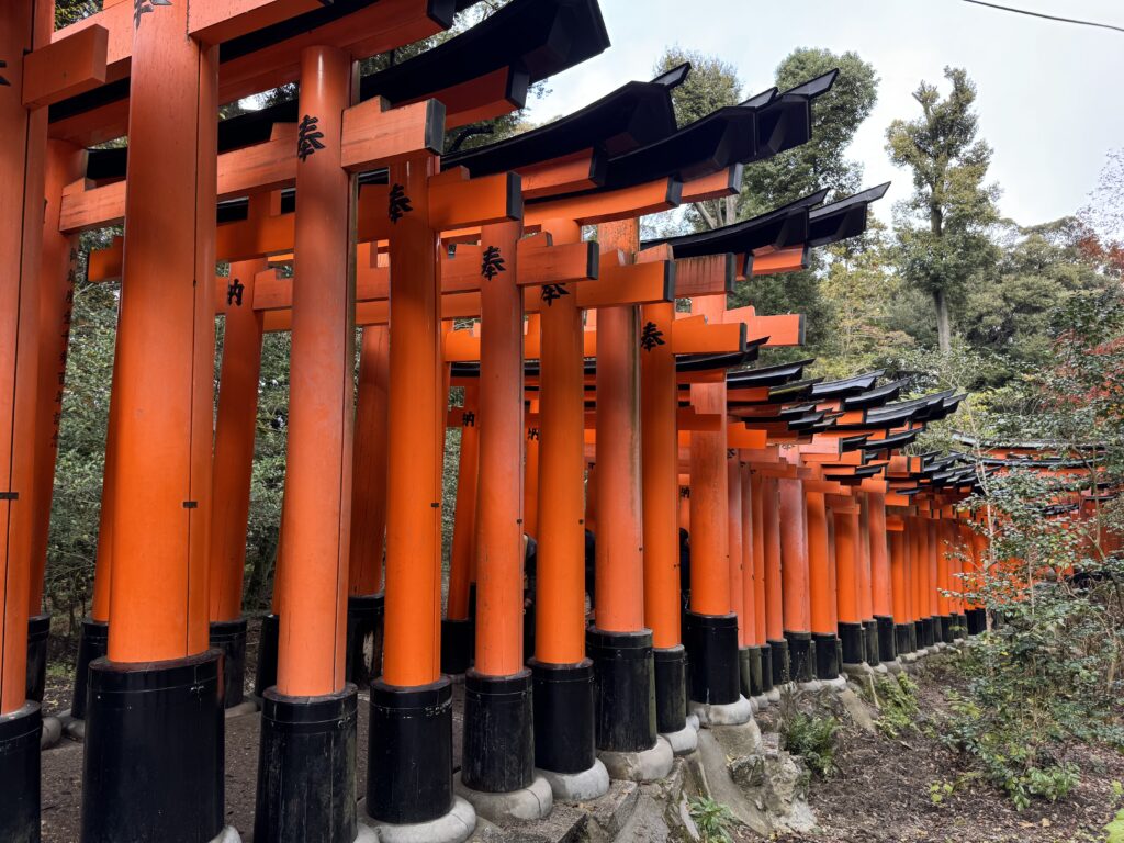京都兩日遊|清水寺、三年坂、花見小路、伏見稻荷必去景點 joynerary fushimi inari fox statue
