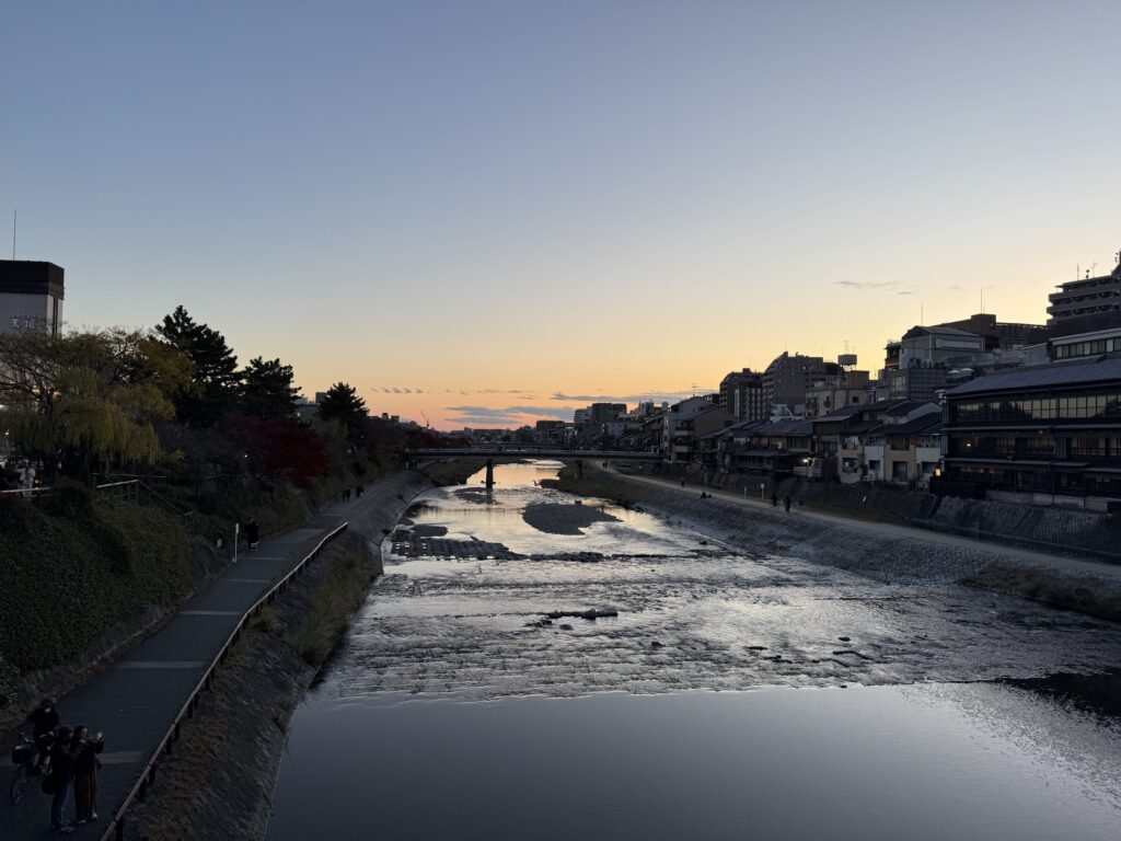 京都兩日遊|清水寺、三年坂、花見小路、伏見稻荷必去景點 joynerary kamogawa river kyoto view