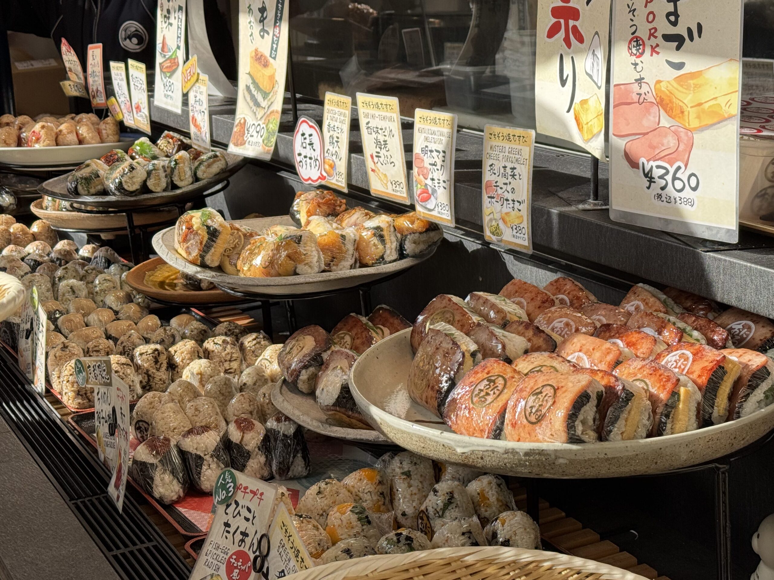 京都必吃美食|從錦市場小吃到在地老舖,12間餐廳完整推薦 joynerary onimaru yaki onigiri kyoto